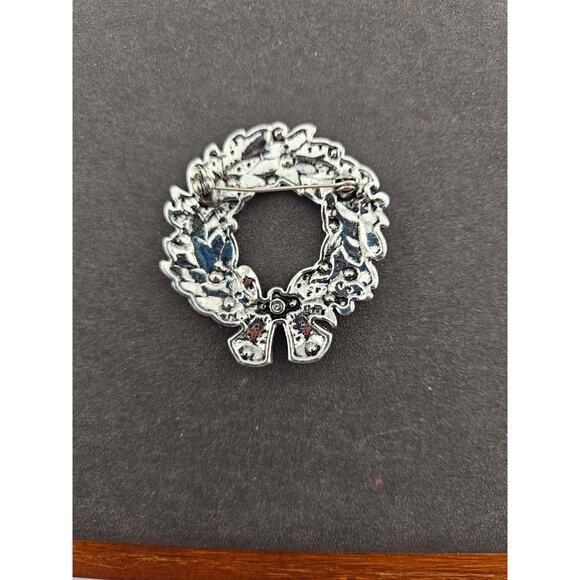 Vintage Christmas Wreath Brooch Pin Traditional Green Red Holiday Festive - Picture 2 of 3